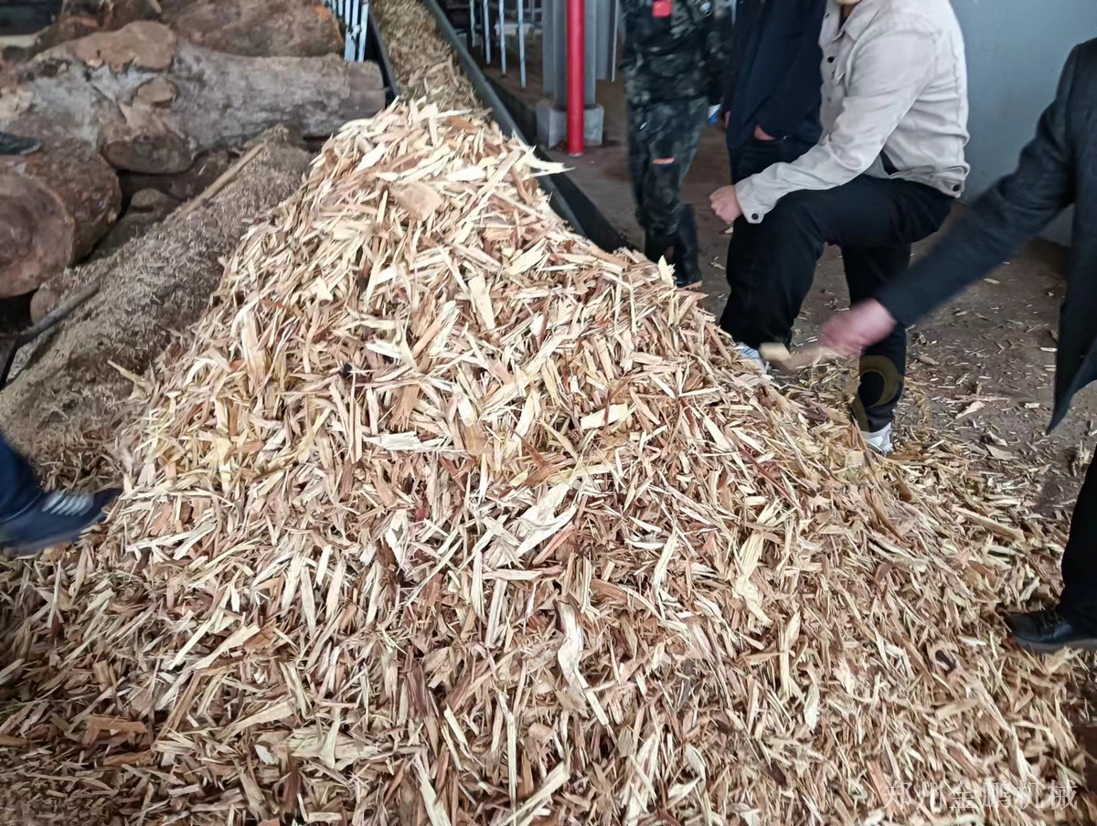 郑州金鹏移动式树墩破碎机用于林区分散料堆现场处理应用现场