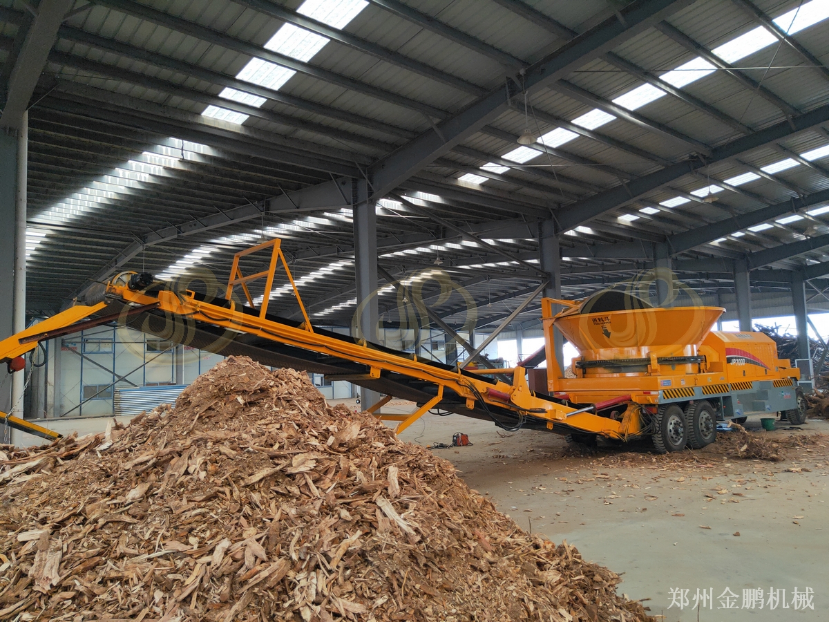 郑州金鹏大树根粉碎机JPE6000用于大型料场连续处理应用现场