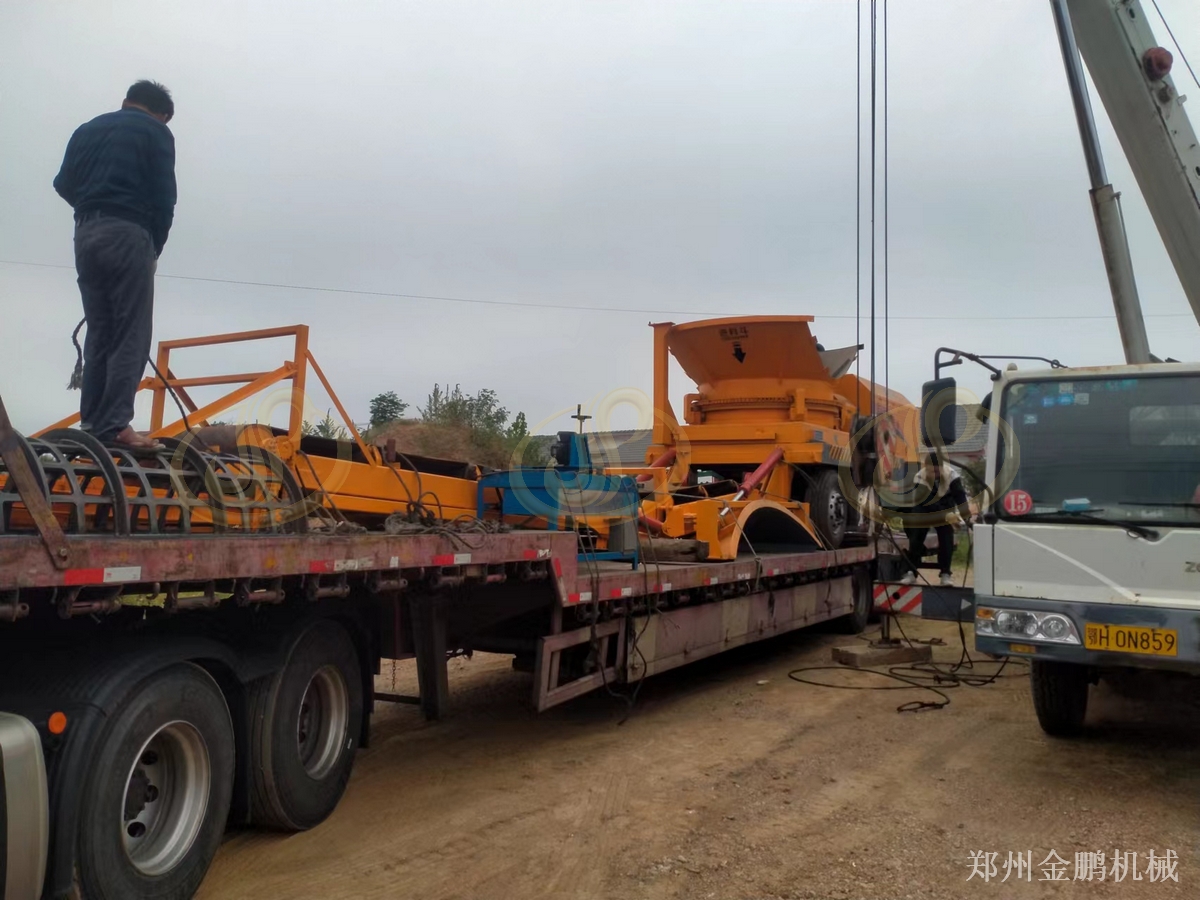 郑州金鹏大型湿树根粉碎机：JPE6000高湿物料处理方案应用现场
