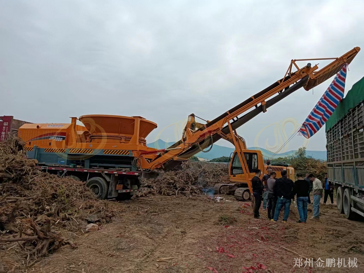 郑州金鹏移动树根粉碎机用于林区分散料堆处理应用现场