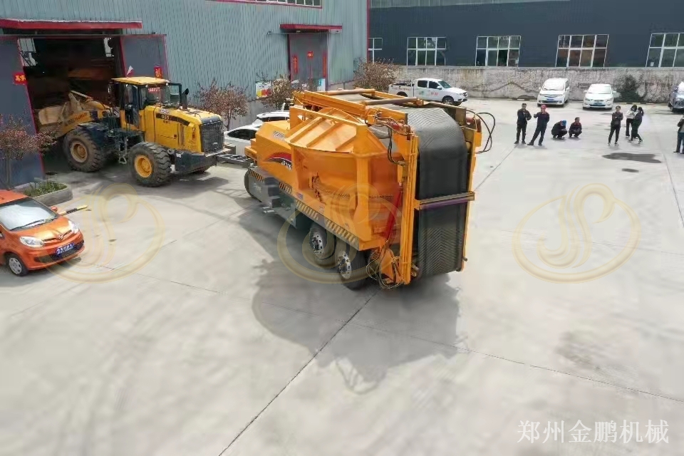郑州金鹏木墩粉碎机用于大型料场大尺寸木料处理应用现场