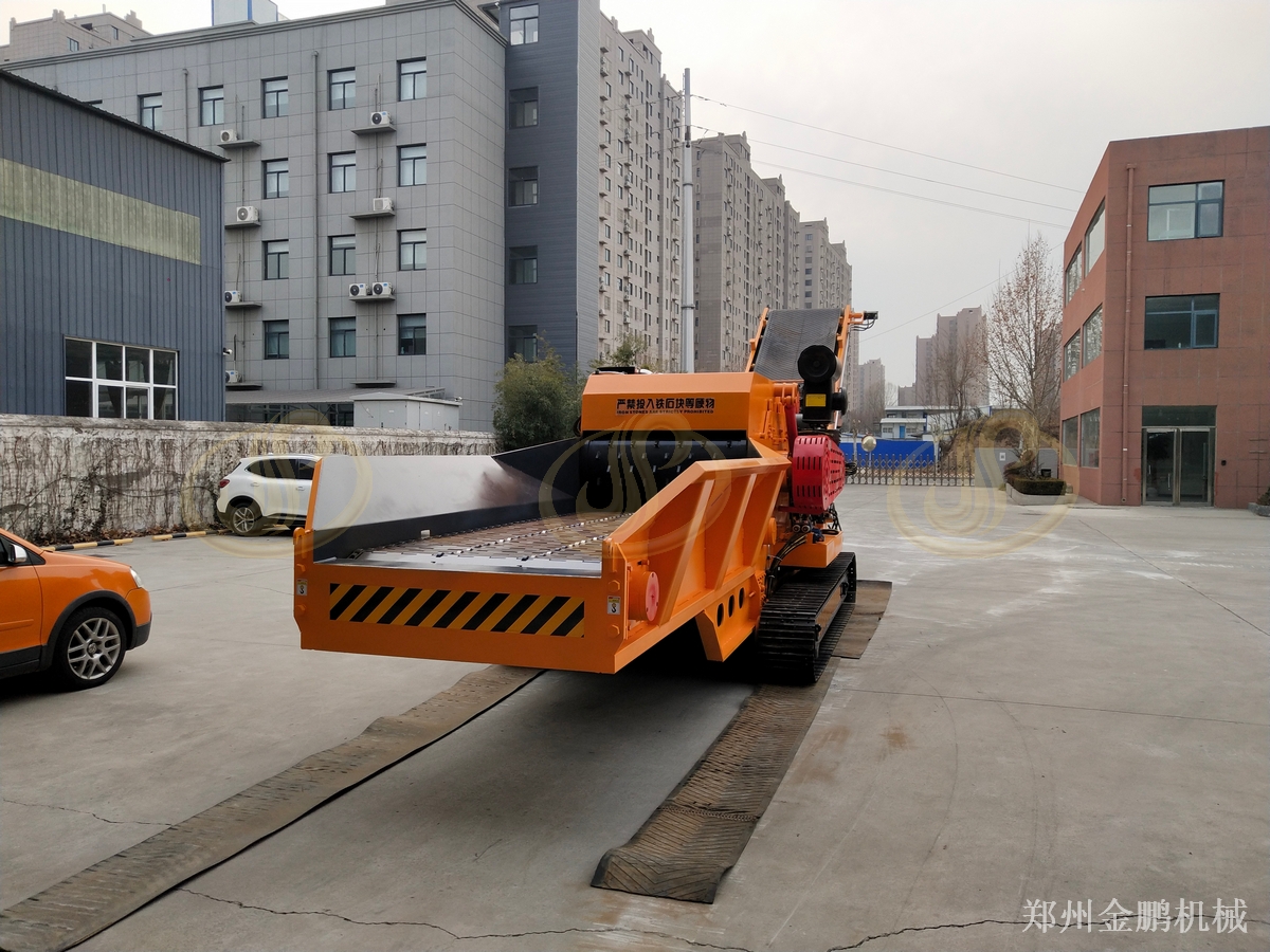 郑州金鹏行走式树木粉碎机在林地现场的转场与进料应用现场