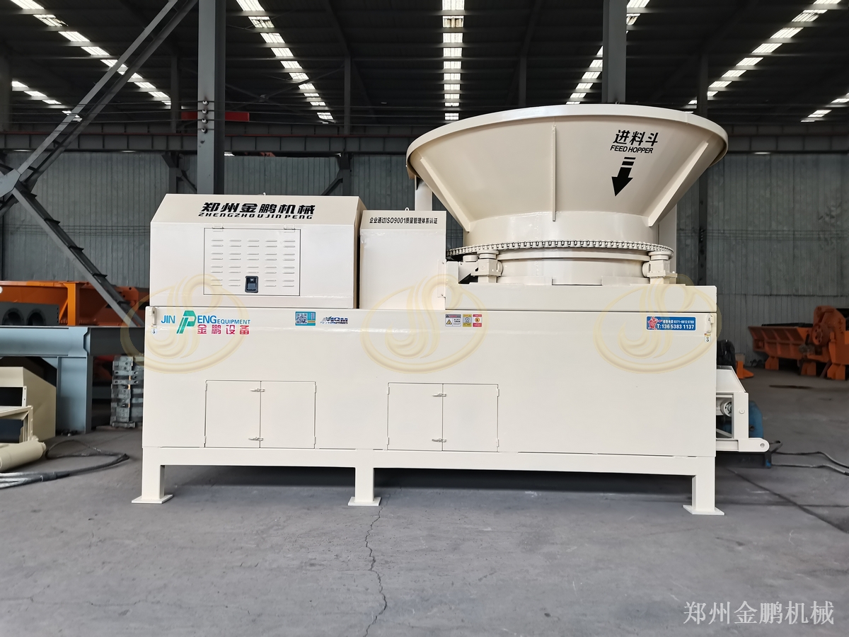 树根粗碎前使用郑州金鹏木根粉碎机进行清理与进料应用现场