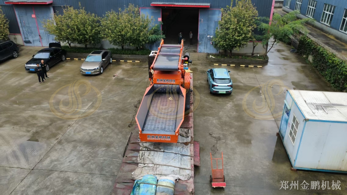 郑州金鹏流动木材粉碎机在移动破碎场景中的配置应用现场