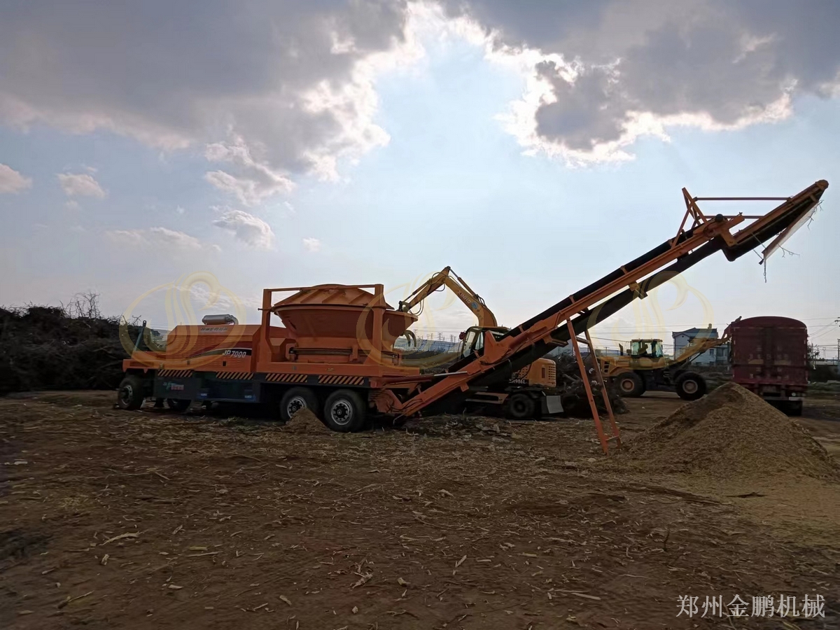郑州金鹏树墩粉碎机处理大块树墩来料应用现场
