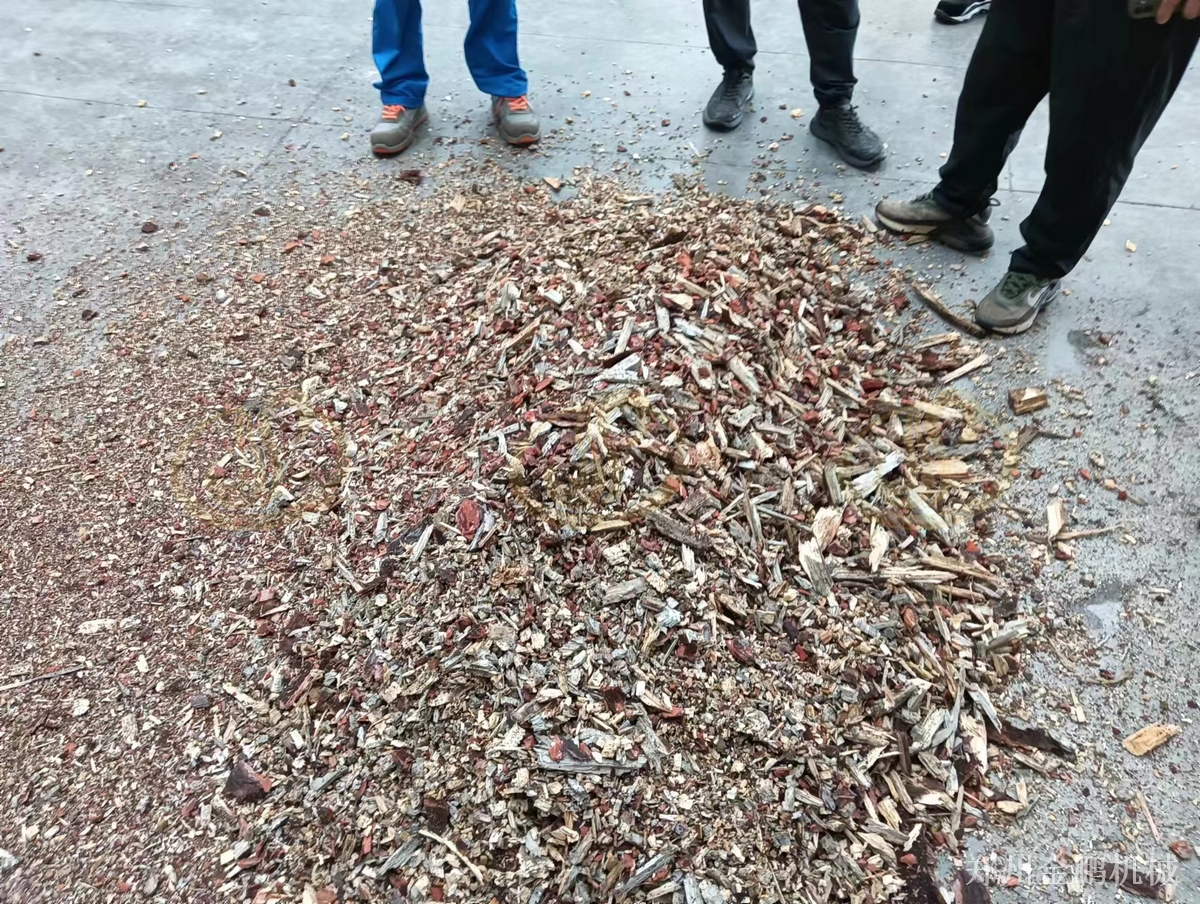郑州金鹏木粉粉碎机处理木质来料与出料说明应用现场